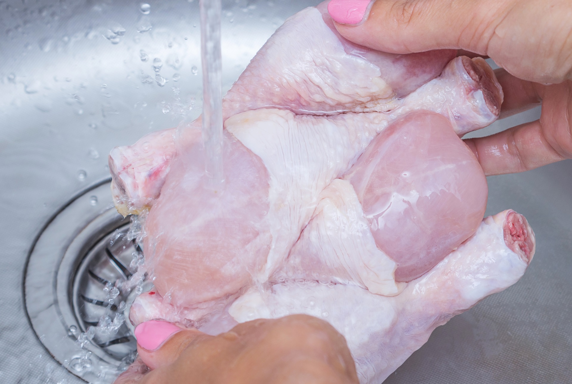 <p><strong>Миете пилето си</strong></p>

<p>Миенето на пилешкото месо може би ви се струва като предпазна мярка, но всъщност може да ви разболее. Чрез изплакването му има вероятност болести, предавани с храната, да се разпространят по повърхностите в кухнята ви и по приборите.</p>