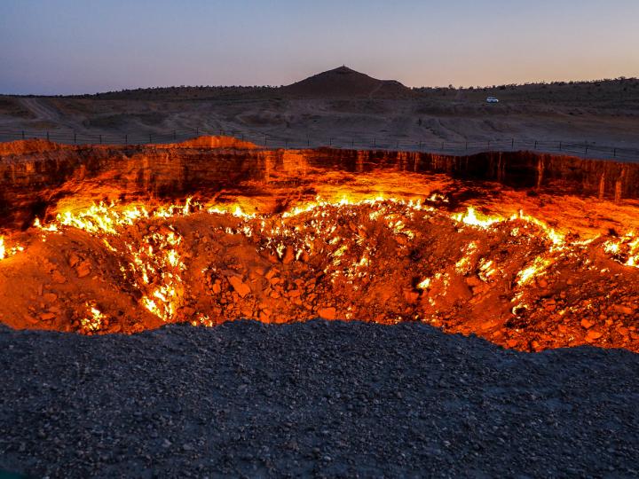<p><strong>Газов кратер Дарваза в Туркменистан</strong><br />
<br />
Газовият кратер Дарваза в Туркменистан е наричан още &bdquo;Портите на ада&ldquo; поради приликата му с изображенията на подземния свят. Кратерът дължи страшния си вид на пожар, възникнал в резултат на експлозия на природен газ, която се случва преди много години. Пожарът не е потушен от половин век.</p>