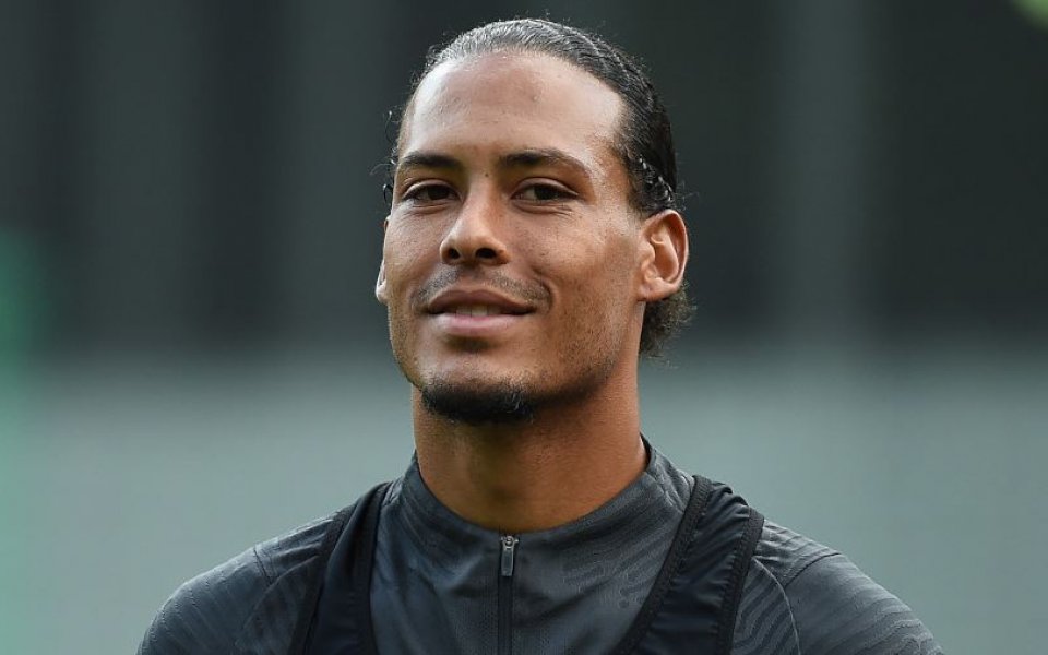 Защитникът на Ливърпул Върджил ван Дайк е преминал успешно операцията