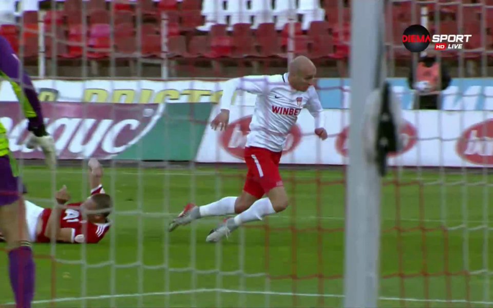 През първата част Мирослав Будинов падна в наказателното поле на