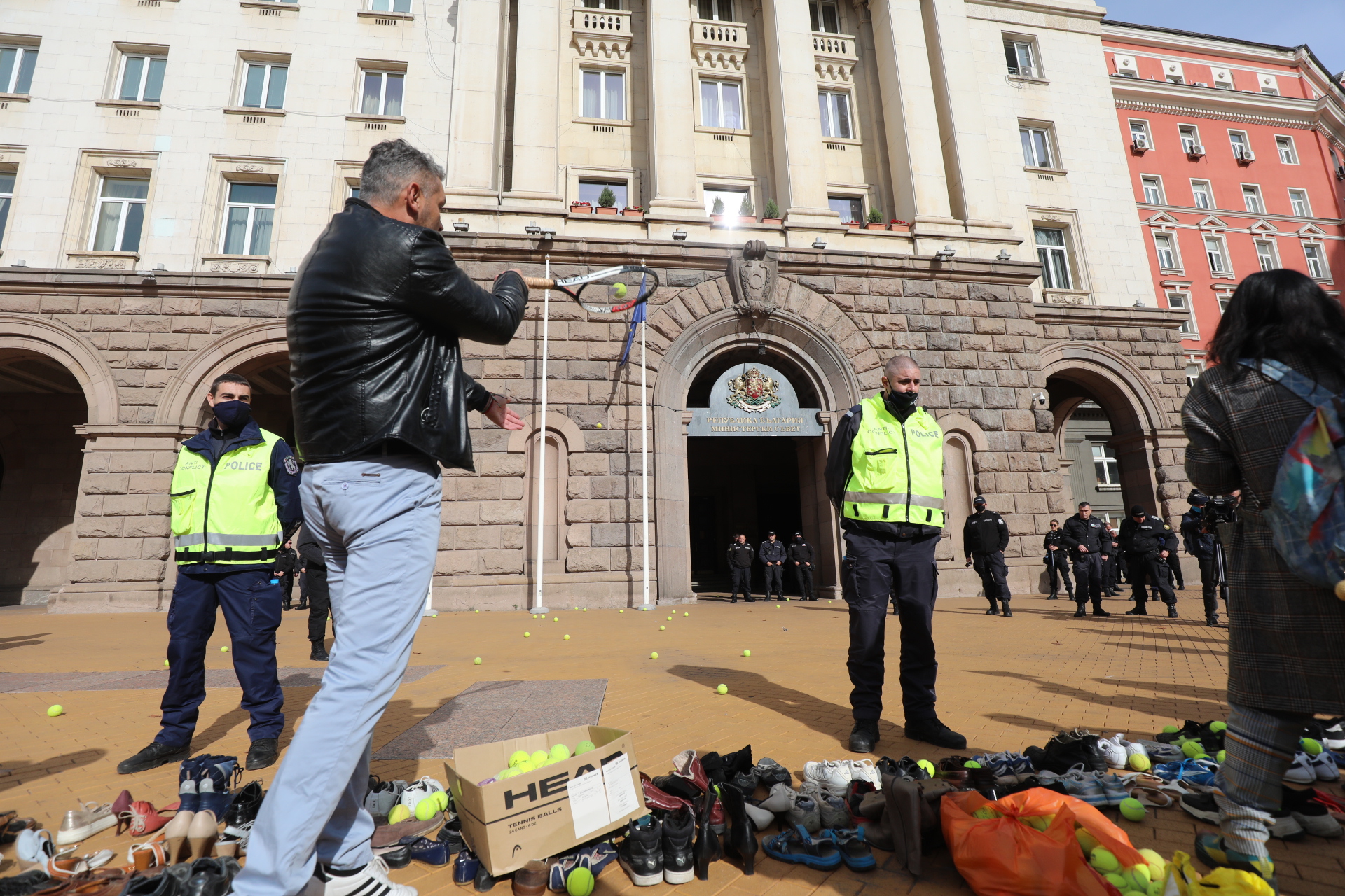 <p>По обяд днес &bdquo;Отровното трио&quot; организира пред Министерския съвет нов тип протест. Той е под надслов &bdquo;Ден 120: изтърканите обувки на над 2 милиона българи&rdquo;. Обувки&nbsp; ще бъдат хвърлени пред вратата на Министерския съвет. Целта е да се покаже колко много българи са напуснали страната в търсене на препитание навън.</p>