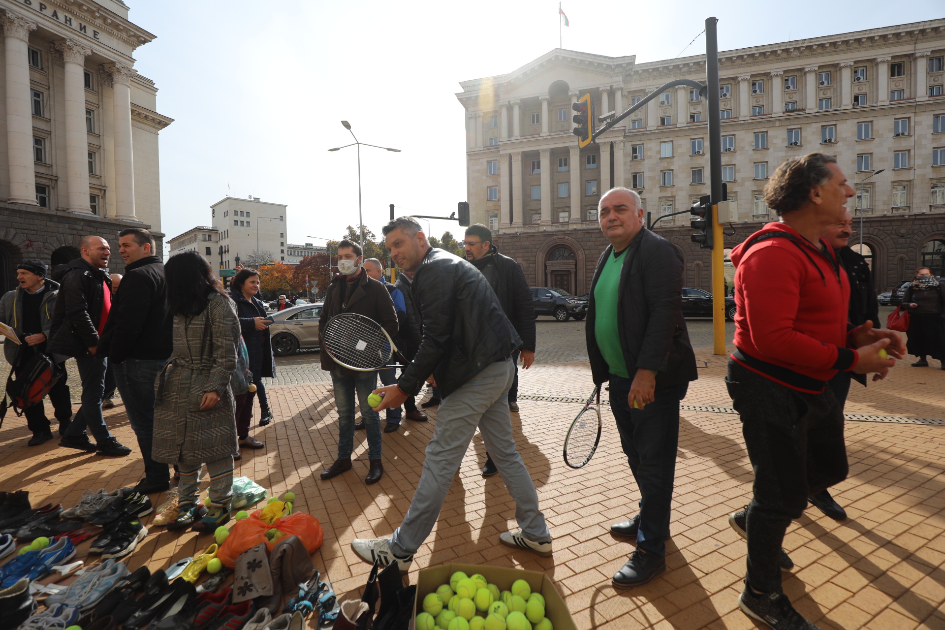 <p>По обяд днес &bdquo;Отровното трио&quot; организира пред Министерския съвет нов тип протест. Той е под надслов &bdquo;Ден 120: изтърканите обувки на над 2 милиона българи&rdquo;. Обувки&nbsp; ще бъдат хвърлени пред вратата на Министерския съвет. Целта е да се покаже колко много българи са напуснали страната в търсене на препитание навън.</p>