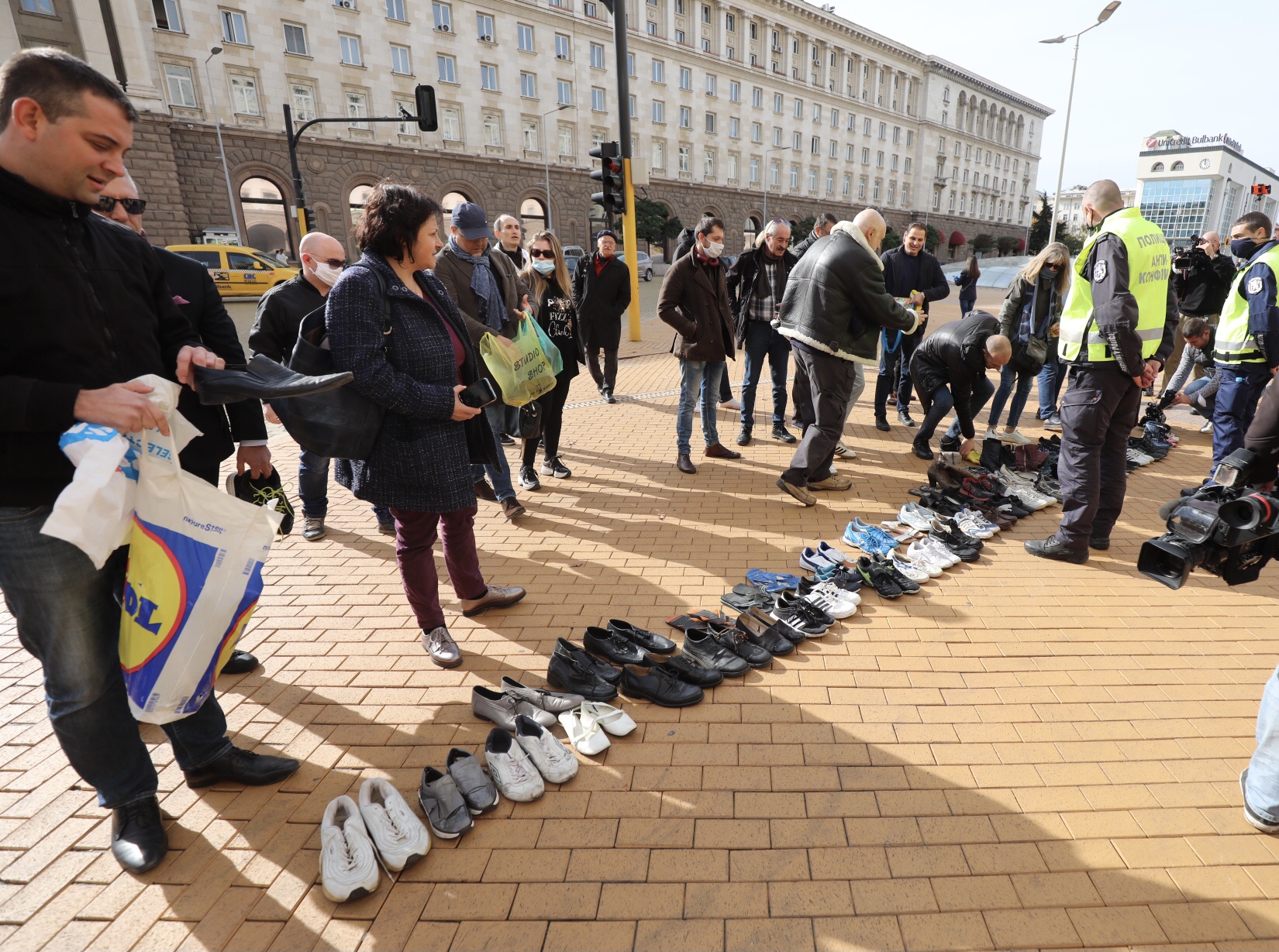 <p>По обяд днес &bdquo;Отровното трио&quot; организира пред Министерския съвет нов тип протест. Той е под надслов &bdquo;Ден 120: изтърканите обувки на над 2 милиона българи&rdquo;. Обувки&nbsp; ще бъдат хвърлени пред вратата на Министерския съвет. Целта е да се покаже колко много българи са напуснали страната в търсене на препитание навън.</p>