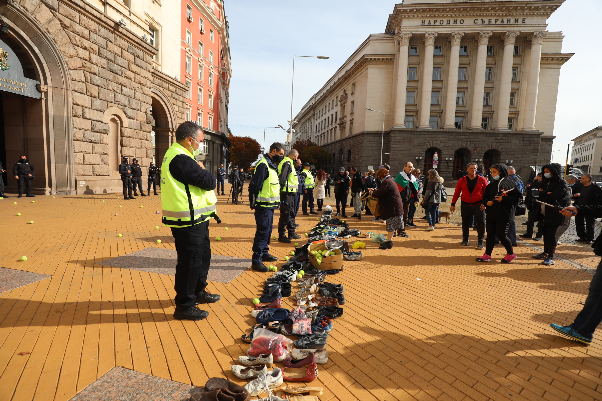 <p>По обяд днес &bdquo;Отровното трио&quot; организира пред Министерския съвет нов тип протест. Той е под надслов &bdquo;Ден 120: изтърканите обувки на над 2 милиона българи&rdquo;. Обувки&nbsp; ще бъдат хвърлени пред вратата на Министерския съвет. Целта е да се покаже колко много българи са напуснали страната в търсене на препитание навън.</p>