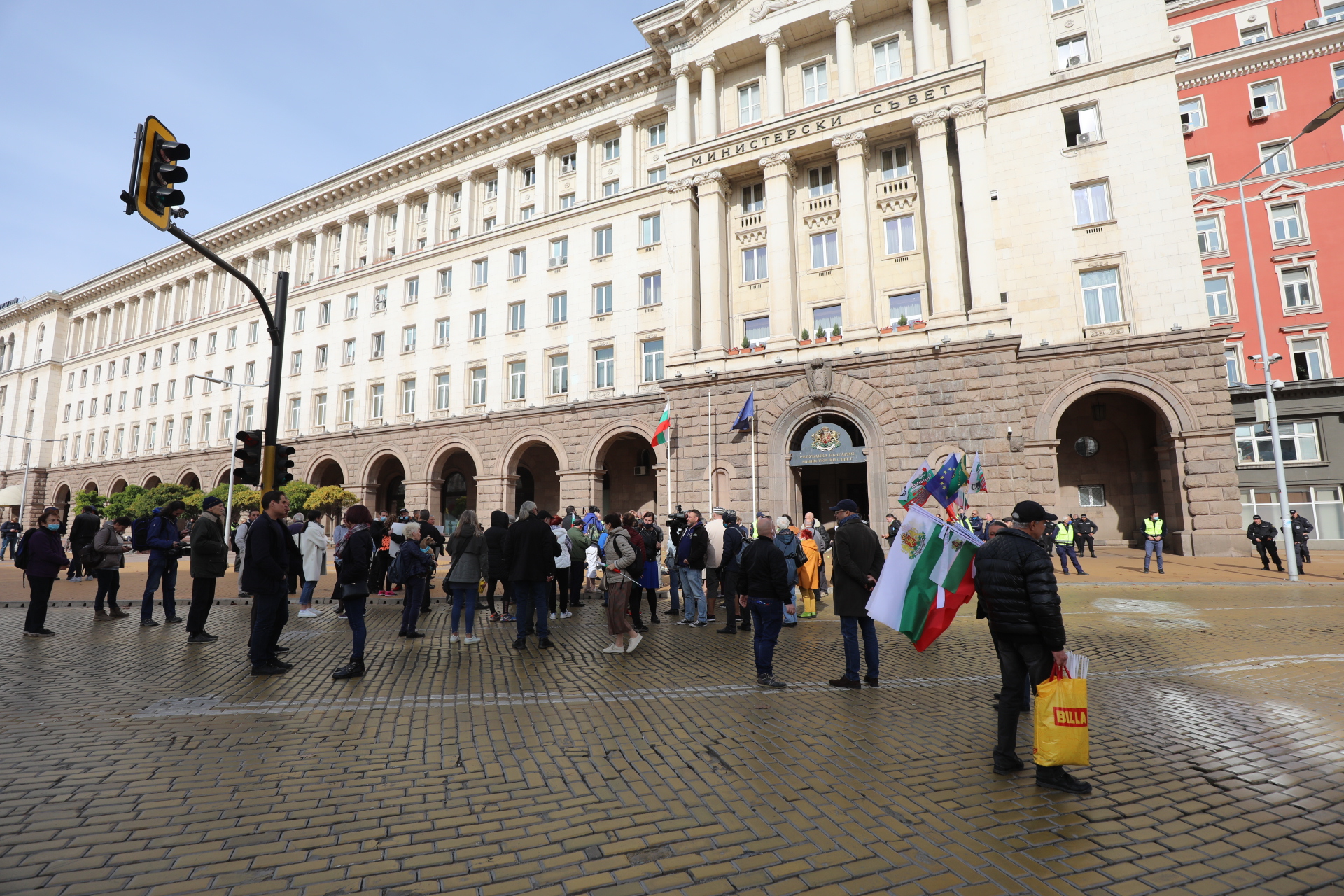 <p>По обяд днес &bdquo;Отровното трио&quot; организира пред Министерския съвет нов тип протест. Той е под надслов &bdquo;Ден 120: изтърканите обувки на над 2 милиона българи&rdquo;. Обувки&nbsp; ще бъдат хвърлени пред вратата на Министерския съвет. Целта е да се покаже колко много българи са напуснали страната в търсене на препитание навън.</p>