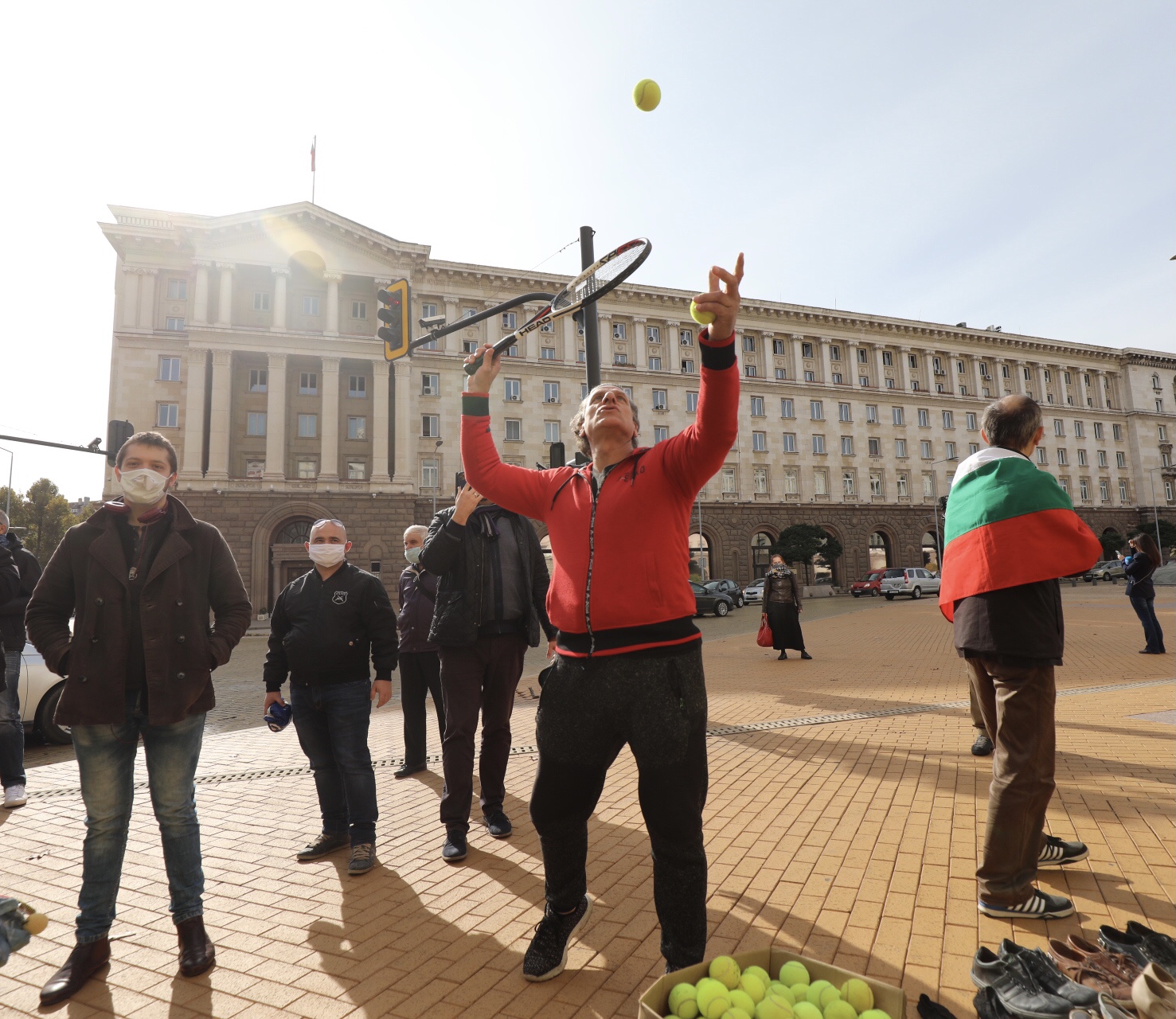 <p>По обяд днес &bdquo;Отровното трио&quot; организира пред Министерския съвет нов тип протест. Той е под надслов &bdquo;Ден 120: изтърканите обувки на над 2 милиона българи&rdquo;. Обувки&nbsp; ще бъдат хвърлени пред вратата на Министерския съвет. Целта е да се покаже колко много българи са напуснали страната в търсене на препитание навън.</p>