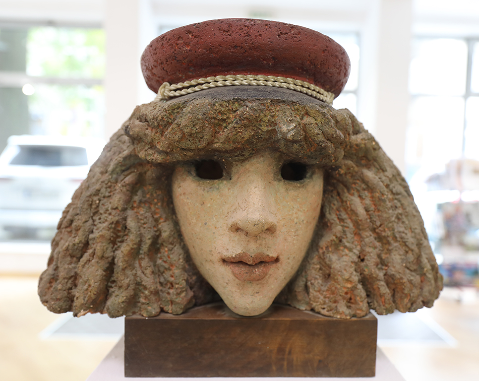 <p>Студентка, 1984, шамот</p>