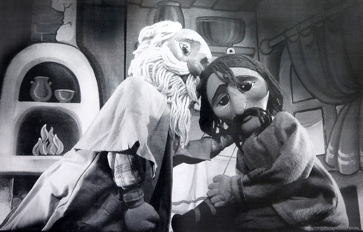 <p>За Ива Хаджиева животът се разгръща като в стая за игра. Куклен дом, в който тя вае своите видения в материал. Вдъхва живот на мъртва материя. Сътворява скулптури и кукли, които вълнуват &ndash; усмихват, тревожат.</p>