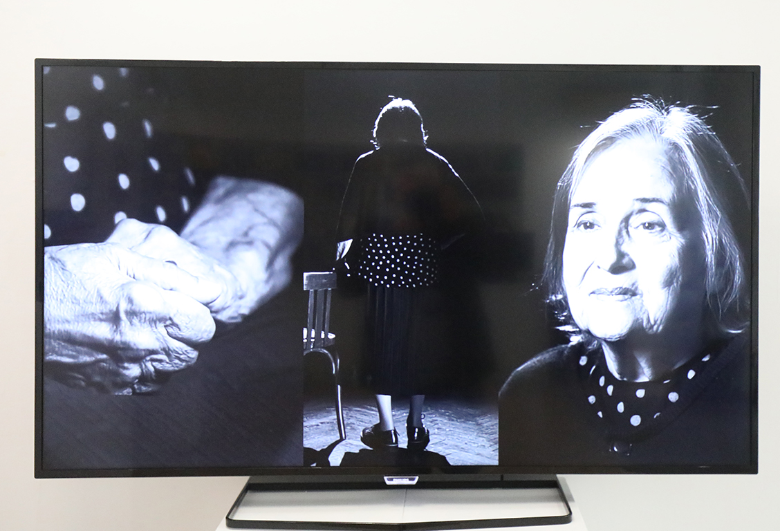 <p>За тях Ива Хаджиева създава не само сценографията, но и най-важното &ndash; куклите, които оживяват изпод ръцете на талантливи актьори. Малцина са обаче ония, които познават скулпторката Ива Хаджиева. Жената, която дръзва да пристъпи в тежкото творческо поле на жената-ваятел на тримерни образи.</p>