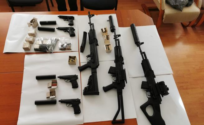 Обвиниха петима за незаконно производство на оръжия