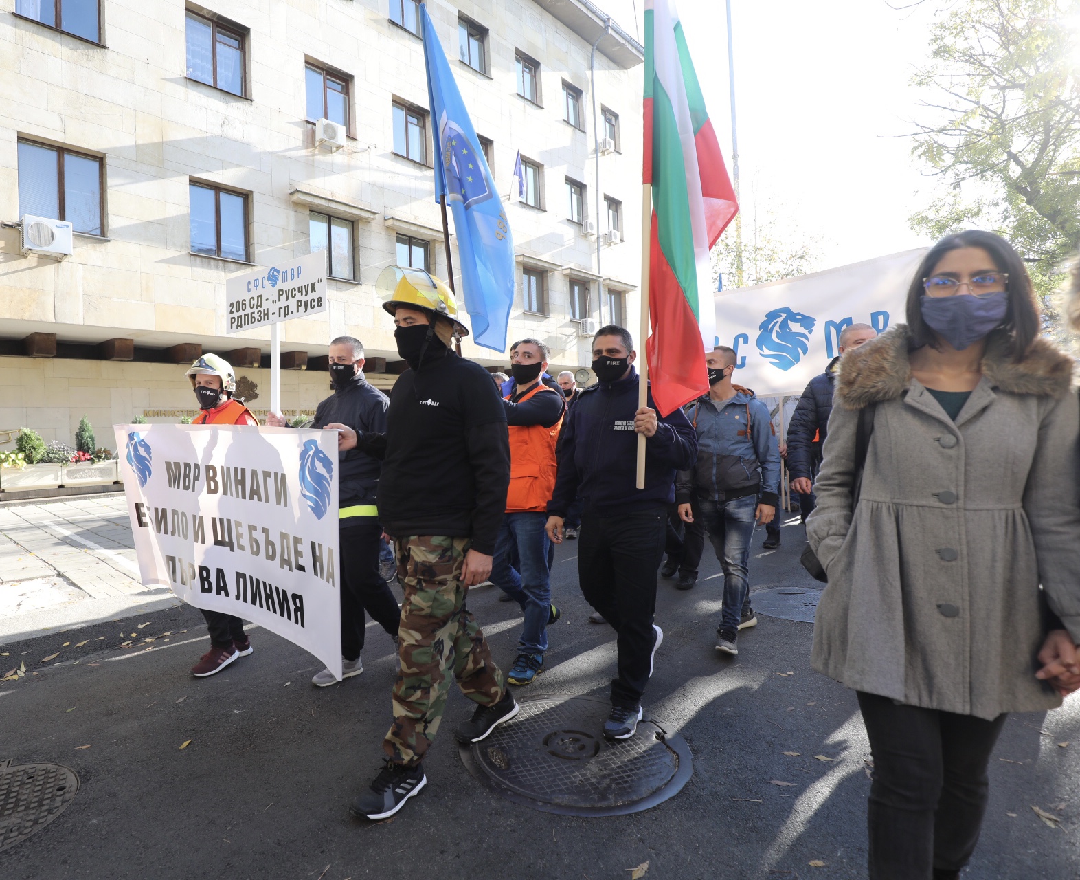 Полицаите излязоха на протест на професионалния си празник - 8 ноември. Исканията им са за 30-процентно увеличение на заплатите в системата на МВР