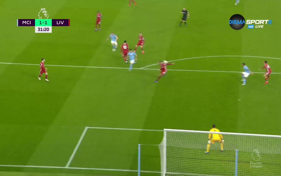 В 31-ата минута гостите оставиха големи пространства за Сити. Уокър