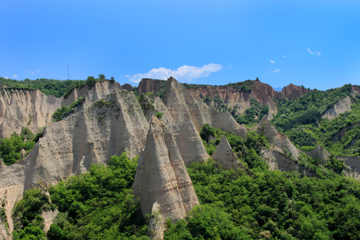 <p><strong>3. Мелнишки пирамиди - </strong>Те се намират&nbsp;близо до най-малкия град в България &ndash; Мелник.&nbsp;Представляват скални образувания, които са разположени на площ от 50 кв. км. Условно се делят на три дяла &ndash; Мелнишки, Кърлановски и Роженски пирамиди. Представляват уникално природно образувание, което привлича туристи от цял свят. Смята се, че този си вид пирамидите са придобили при ерозия на глинената почва.</p>