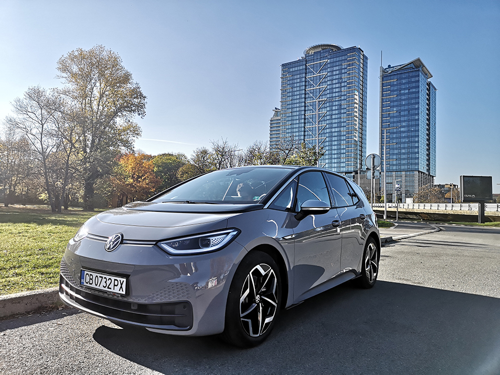 ID.3 е автомобилът, който отваря нова глава в историята на марката. Само Volkswagen ще налее 9 млрд. евро в електрическа мобилност до 2023 г., като през следващото десетилетие ще произведе над 10 млн. електромобила, като са планирани над 20 електрически модела. Първият от тях е именно ID.3 (ID.4 също вече е пазарно лансиран), който е развит на модулната платформа за електрически коли MEB.