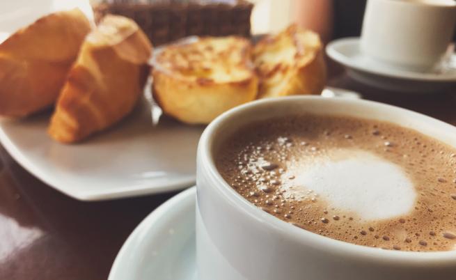 Диетолози: Не започвайте деня с кроасан и кафе