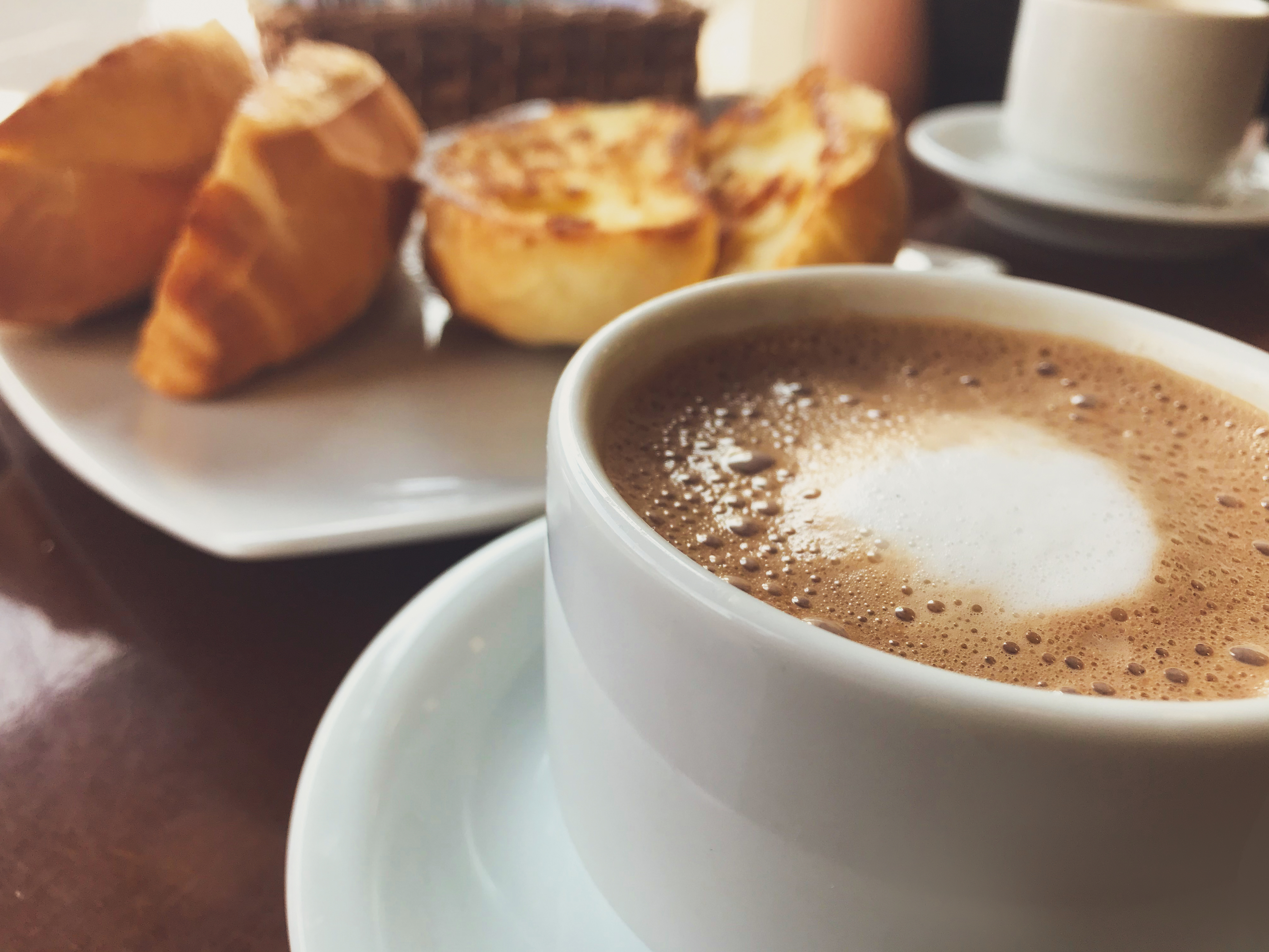 <p><strong>Пиете кафе преди закуската</strong></p>

<p>Кафето на гладно е опасно за стомаха. То е с висока киселинност и може да обостри различни стомашни проблеми, като гастрит, язва и рефлукс. Кофеинът на гладно предизвиква скок в хормоните на стреса адреналин и кортизол, които причиняват допълнителни здравословни проблеми и наднормено тегло.</p>