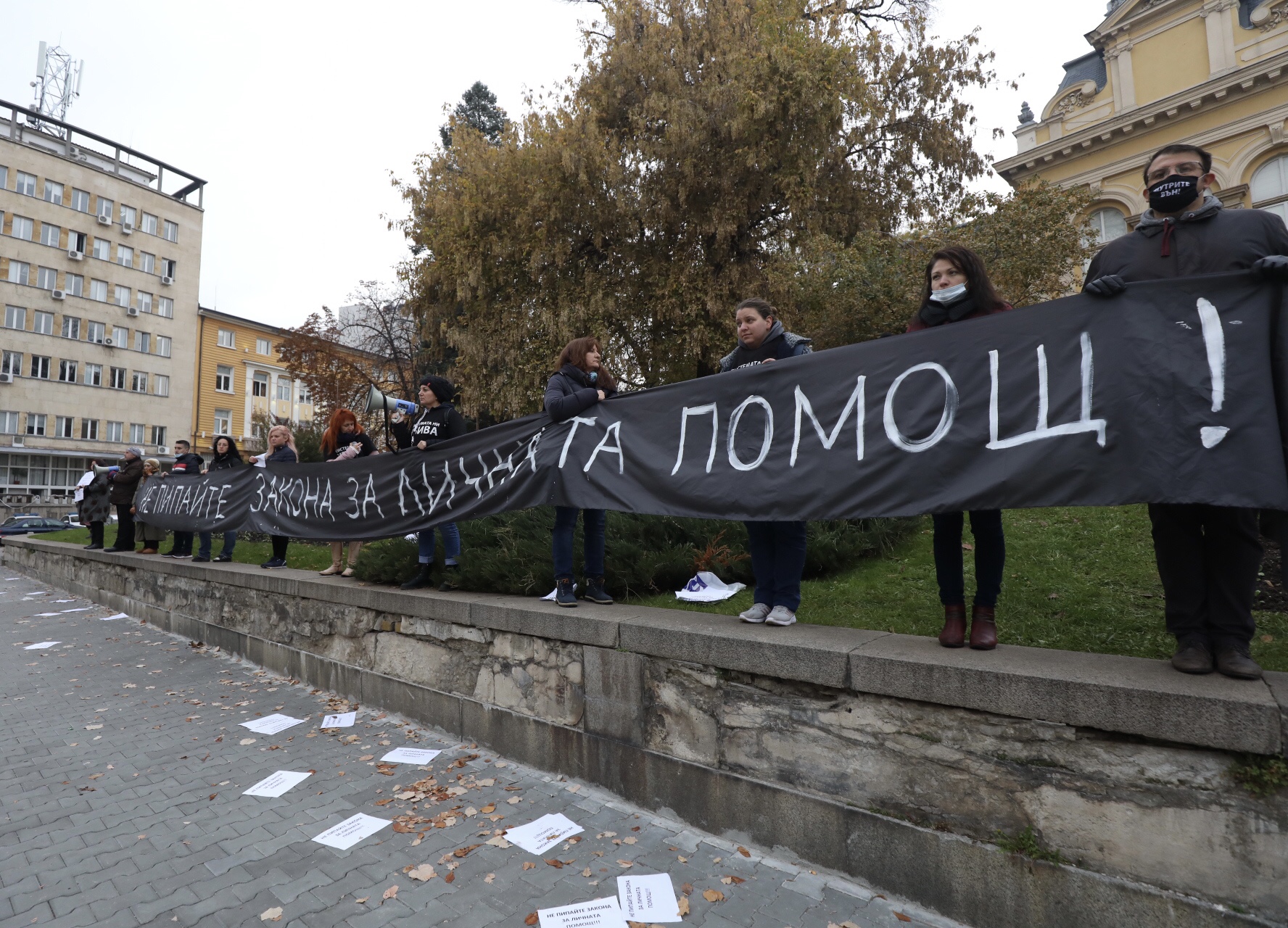 <p>Депутатите разгледат промените в Закона за личната помощ.&nbsp;Майките от &quot;Системата ни убива&quot; не са съгласни с готвените промени и организират протест по време на гласуването.</p>