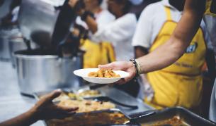 COVID-19: Tопъл обяд и патронажна грижа за над 526 хиляди нуждаещи се у нас