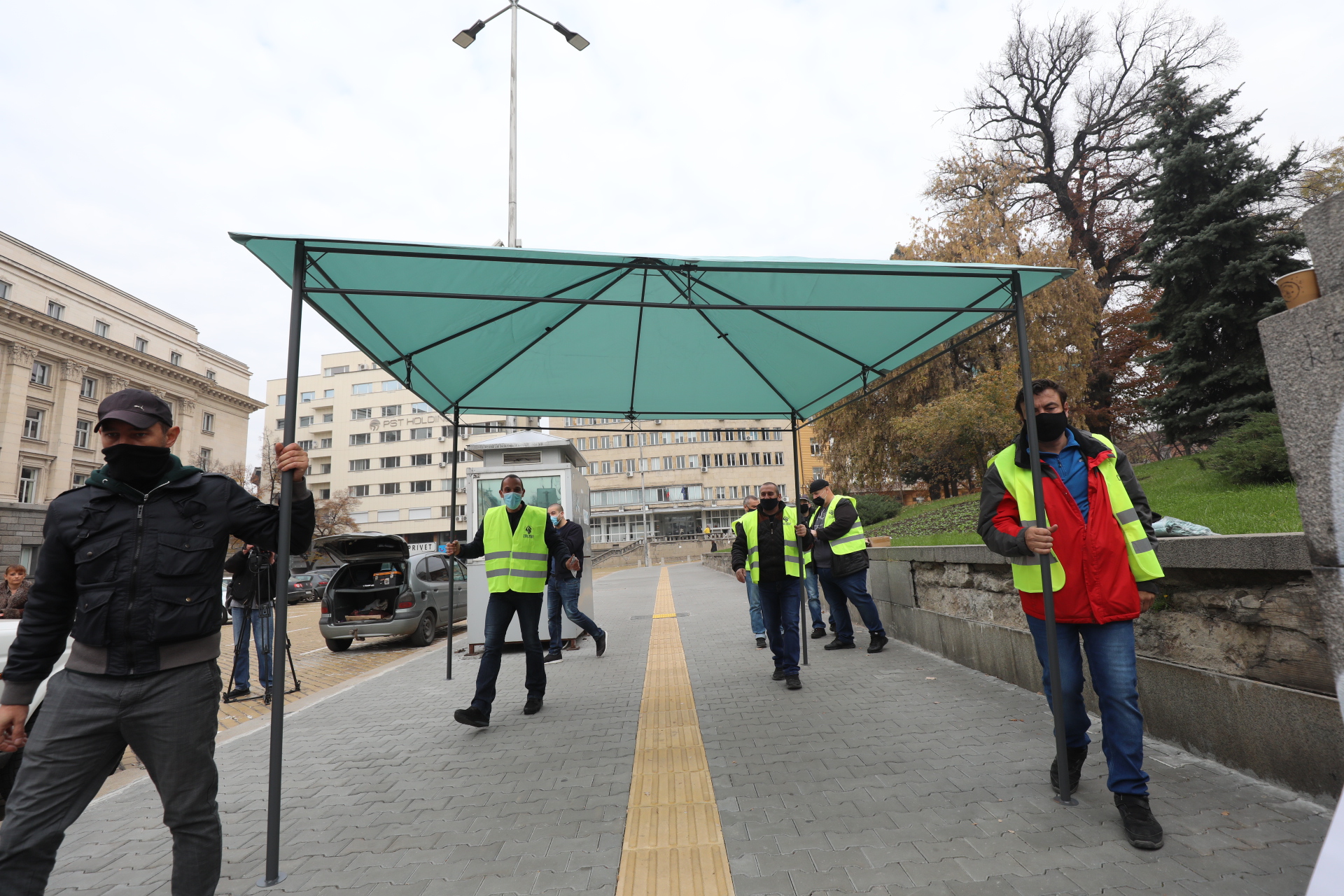 <p>Полицаите разпънаха палатка пред НС в знак на протест</p>