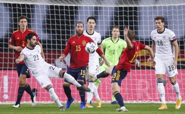 Отборите на Испания и Германия играят при резултат 1 0 в
