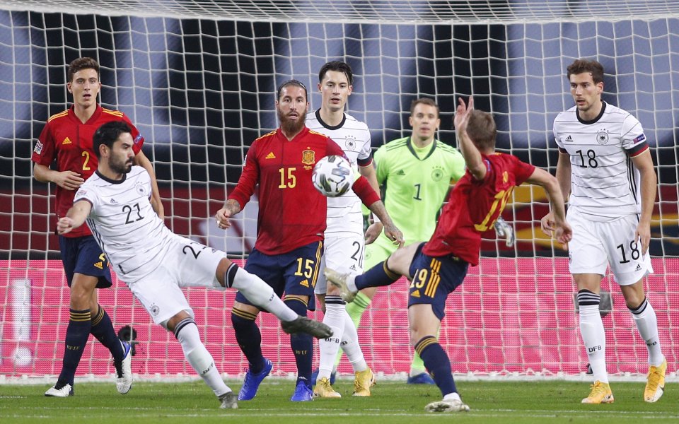 Отборите на Испания и Германия играят при резултат 1:0 в
