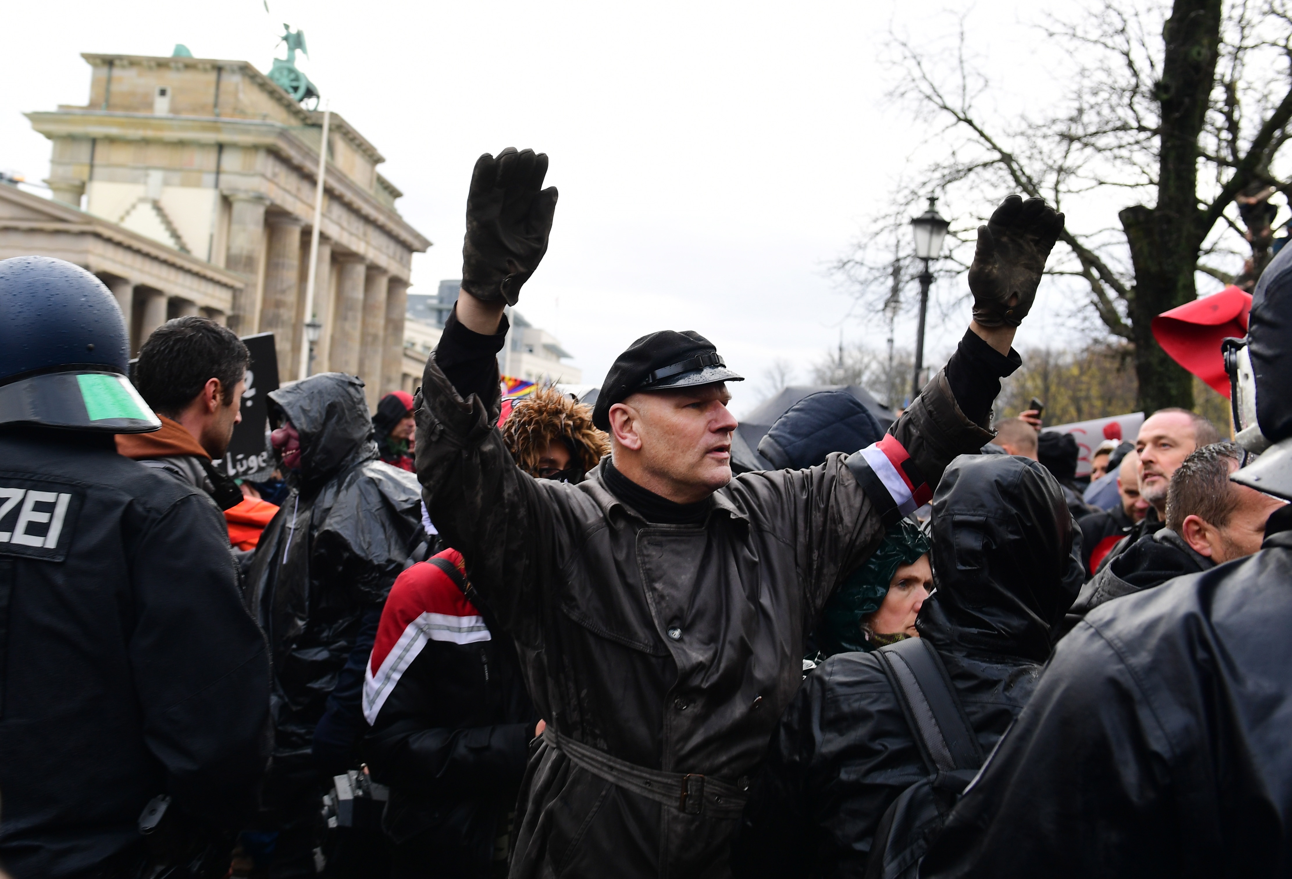 <p>Хиляди излязоха на протест срещу COVID-мерките в Берлин</p>