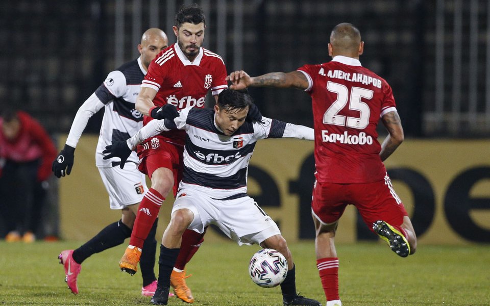 Отборите на Локомотив Пловдив и ЦСКА 1948 играят при в