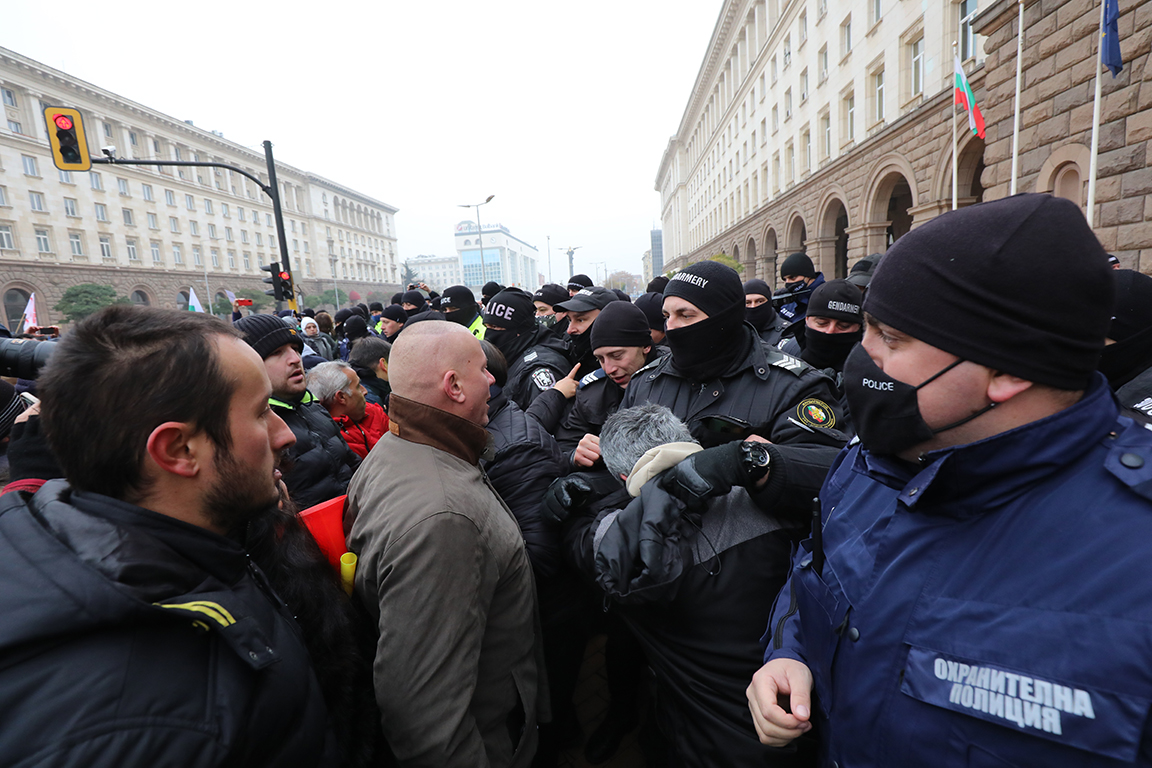 <p>Протести на жълтите павета днес</p>