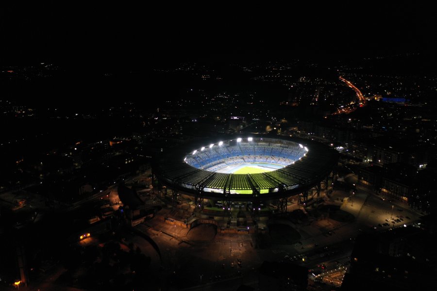 Фенове се събраха около осветения стадион Сан Паоло в памет1