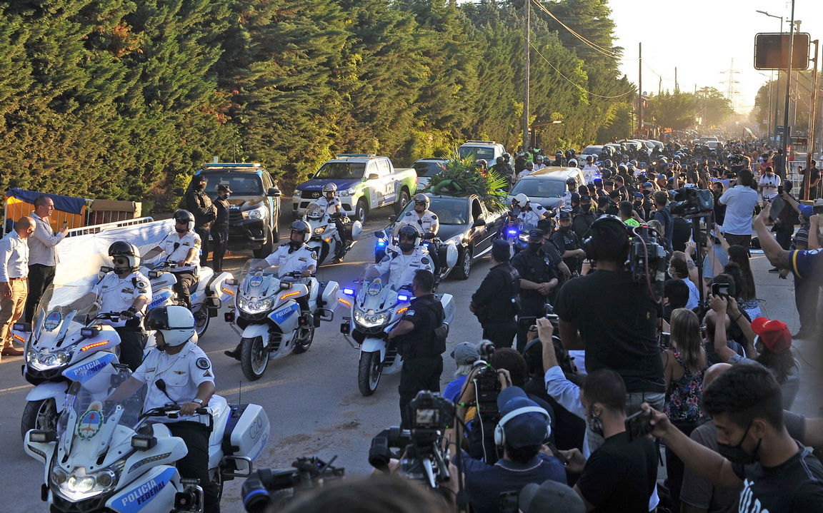 <p>Стотици хиляди си взеха последно сбогом с легендата Диего Марадона</p>