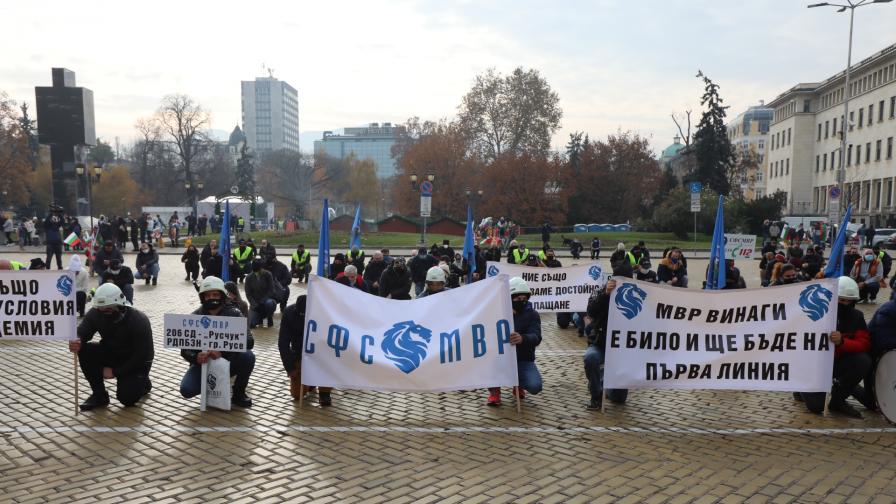 Протест и контрапротест на метри един от друг в София