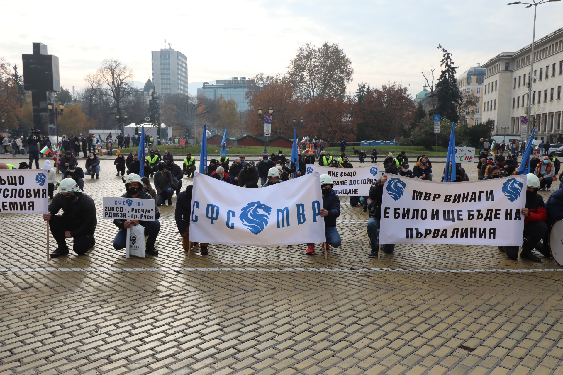 Протест и контрапротест на метри един от друг в София