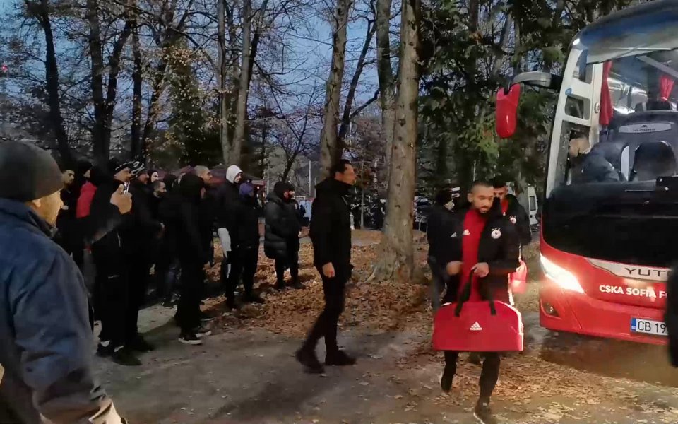 Феновете на ЦСКА посрещнаха любимците си преди двубоя с ЦСКА