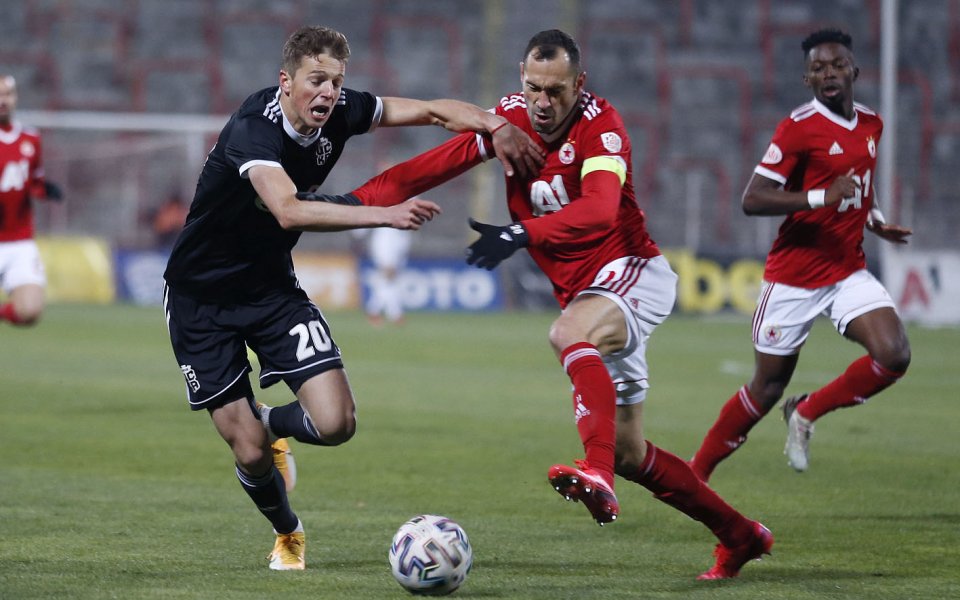 Битката между двата отбора, носещи името ЦСКА, продължава с пълна