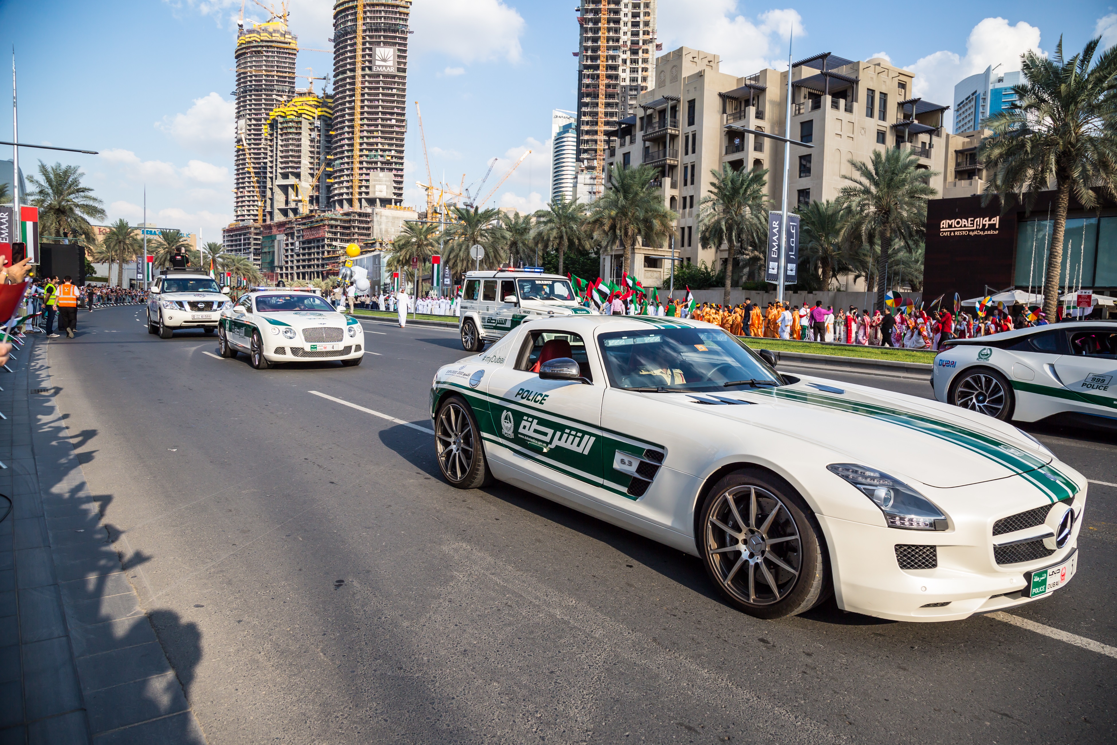 <p>Mercedes, Nissan and Bentley на полицията на Дубай по време на парад</p>