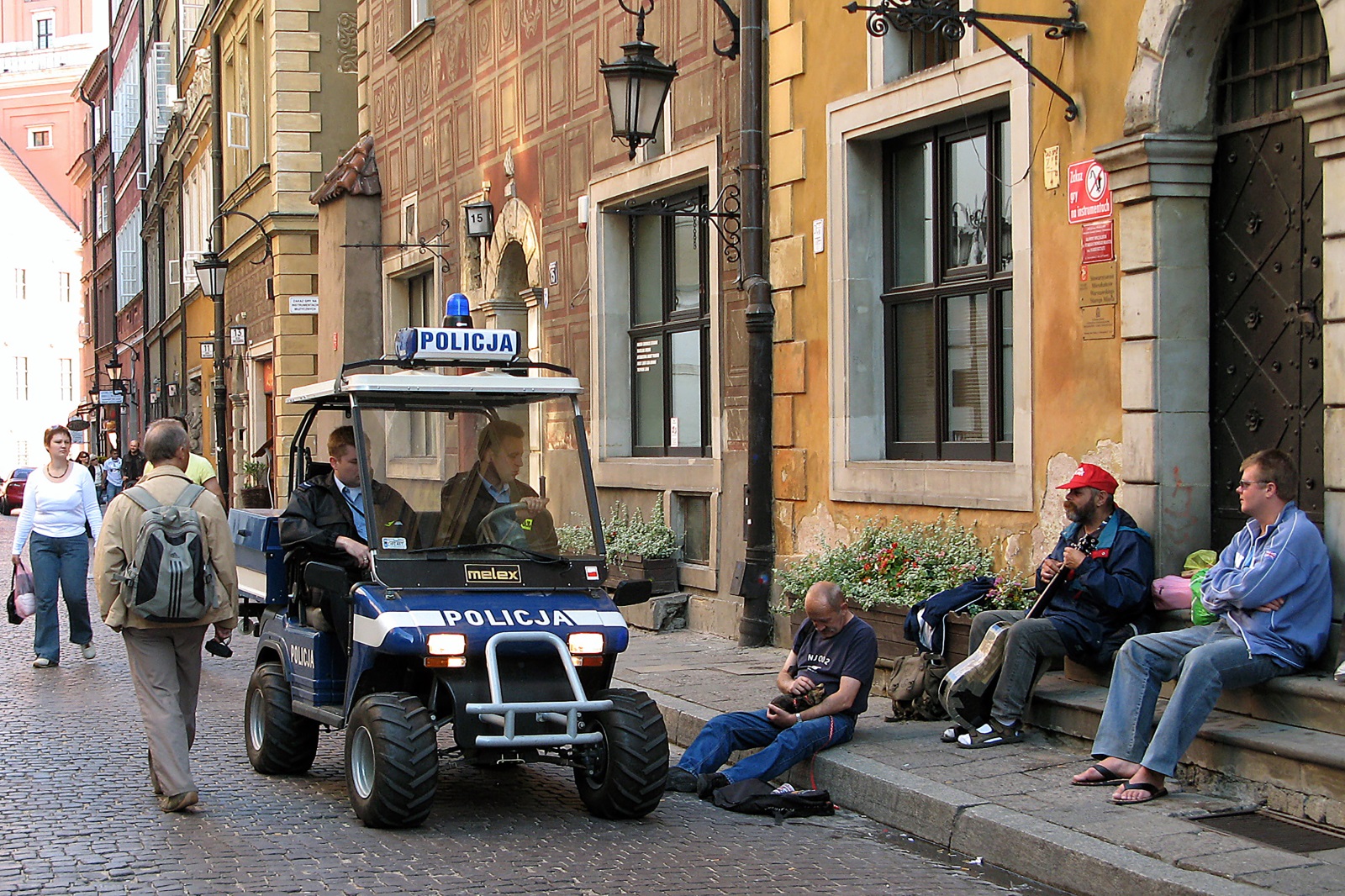 <p>С тази кола патрулира полицията по уличките в старата част на Варшава, Полша.</p>