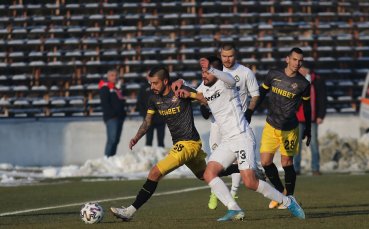 Група от 22 футболисти на Ботев Пловдив излезе на базата в