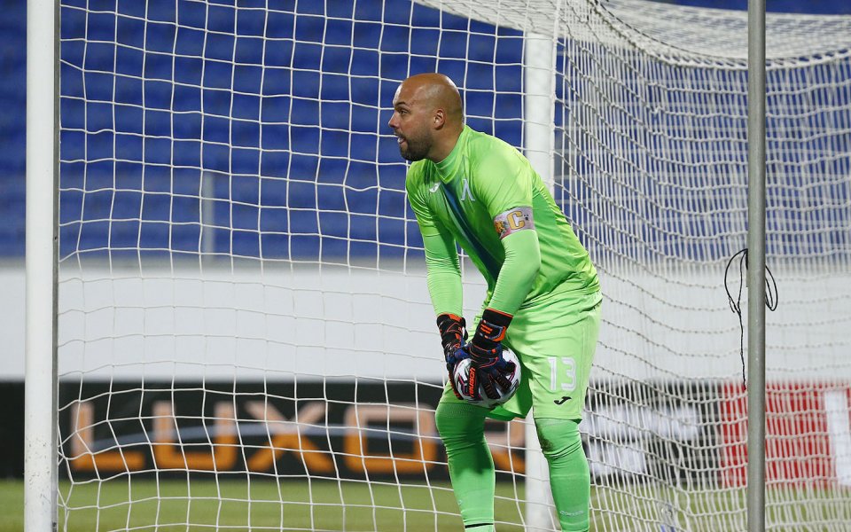 Вратарят на Левски Николай Михайлов получи неприятен удар в лицето