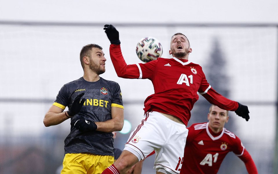 Отборите на Ботев Пловдив и ЦСКА си дават спор в