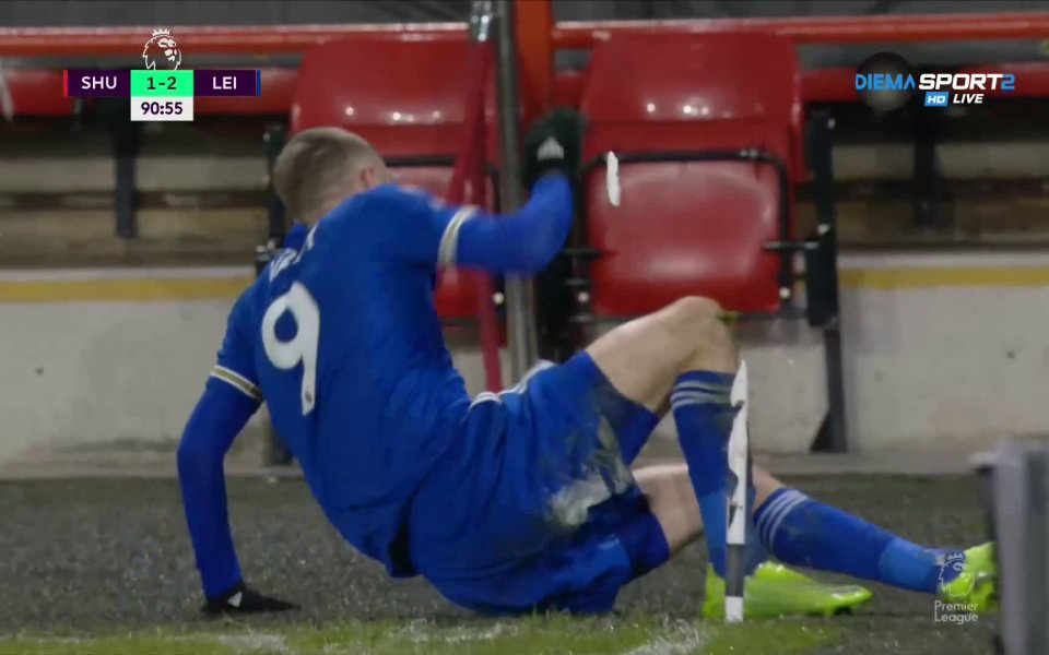 Нападателят на Лестър Джейми Варди счупи едното флагче на ъглови