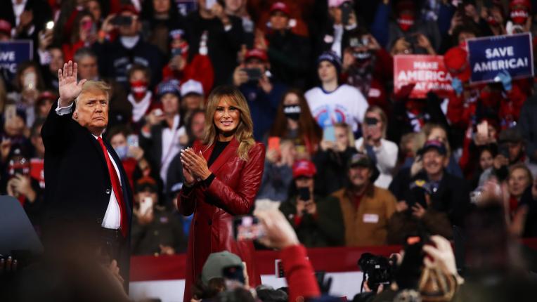  Мелания Тръмп с ярка визия в алено 