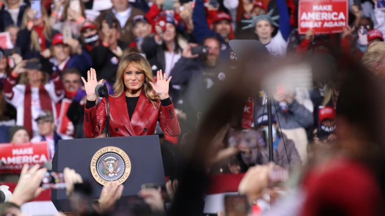  Мелания Тръмп с ярка визия в алено 