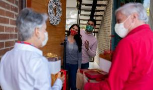 <p>Живот с COVID-19: Не пускайте тези хора в дома си</p>