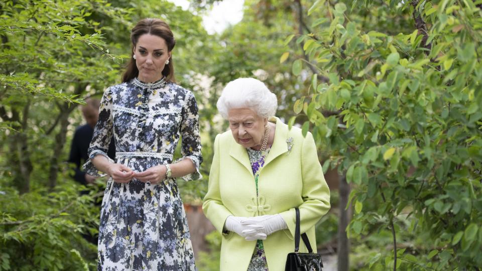 Херцогинята на Кеймбридж черпи от мъдростта на монарха, но добавя