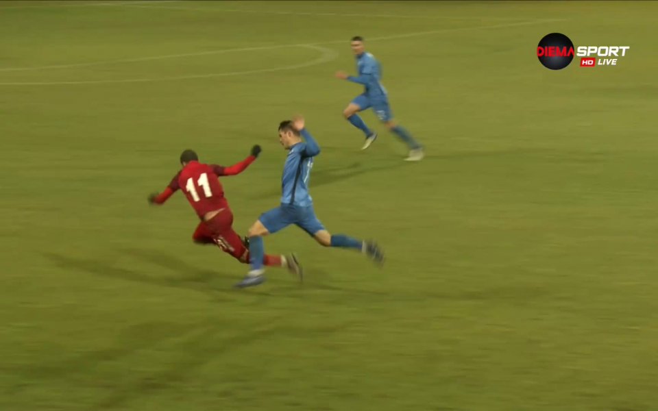 Илия Юруков остави Левски с девет души на терена .native-ad-suggested-news