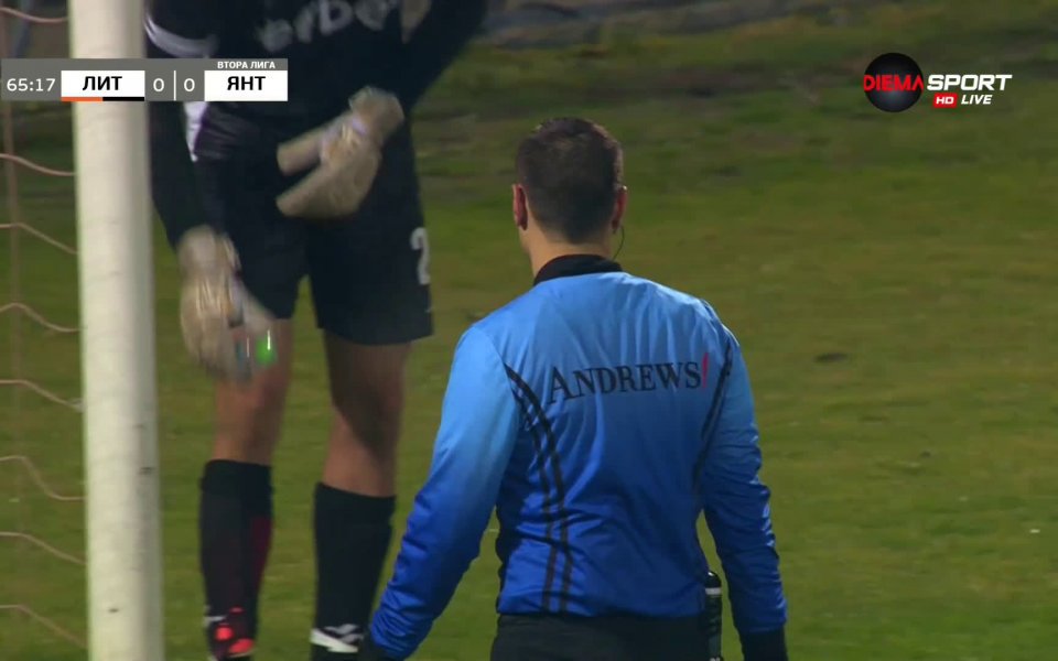 В 65-ата минута на терена прехвърчаха искри след решение на