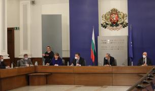 <p>Ще глобяват и клиенти, ако не спазват мерките</p>