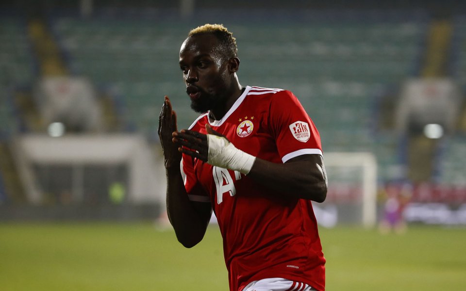 Звездата на ЦСКА Али Соу демонстрира в социалните мрежи, че