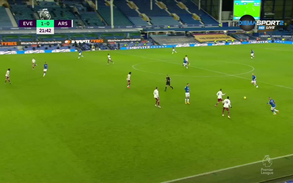 В 21-ата минута "карамелите" направиха постепенно нападение, а Алекс Иуоби