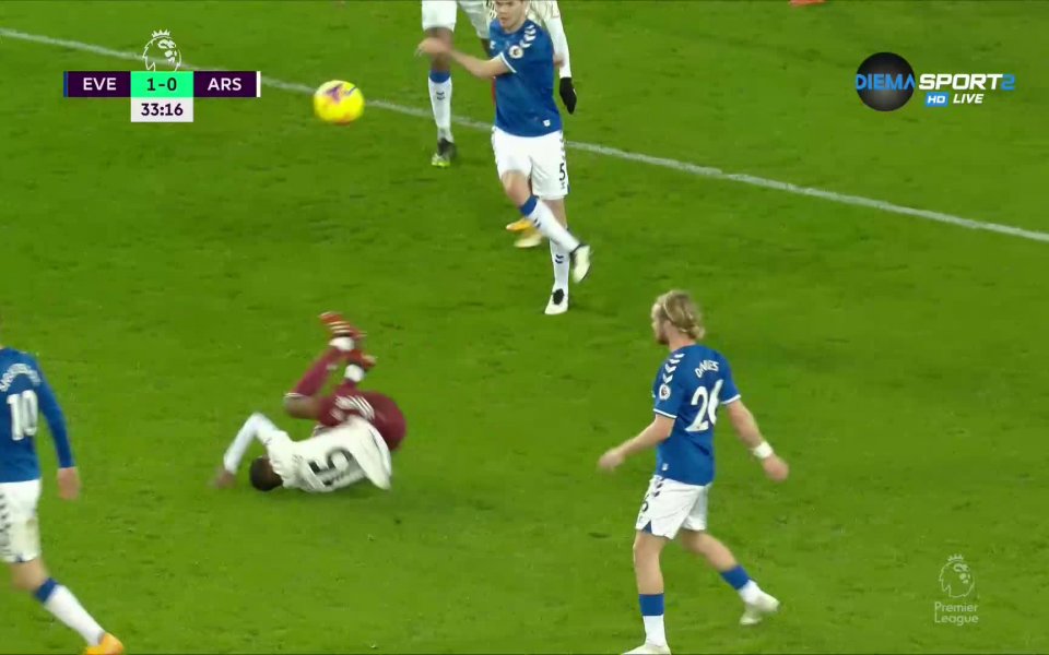 След 33 минути игра Мейтланд-Найлс изпревари Том Дейвис, а халфът